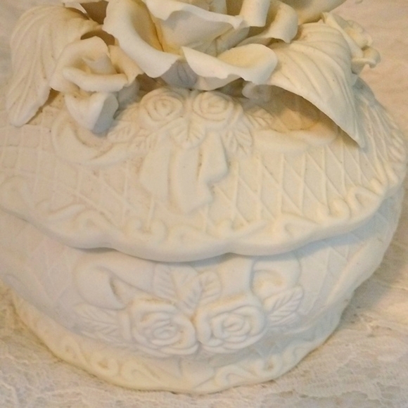 ⚜️ Vintage 3D Rose Porcelain Bisque Round Trinket/Jewelry Holder - Picture 8 of 12